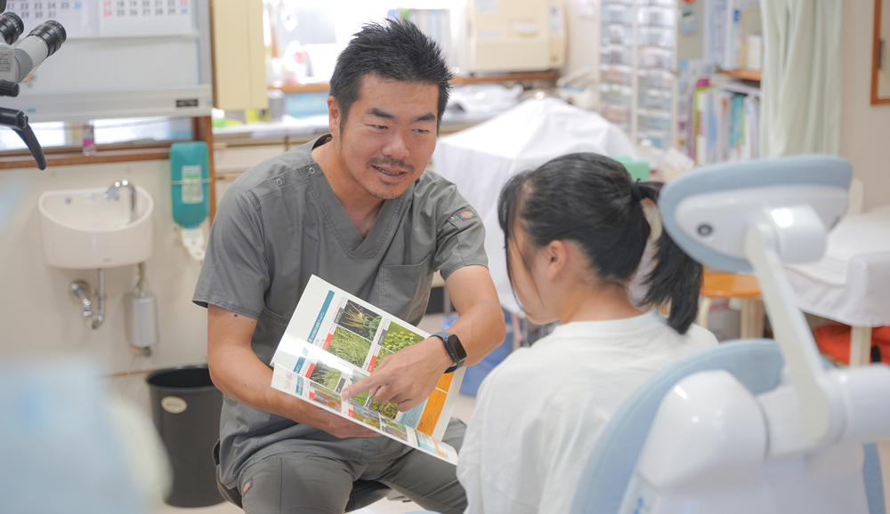 院長が患者さんに解説をする姿